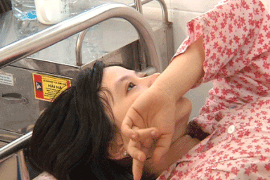 Đình chỉ công tác điều dưỡng viên làm rơi 5 trẻ sơ sinh