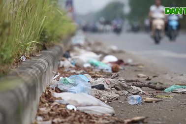 Rác ngổn ngang trên tuyến đường nghìn tỷ giữa trung tâm Hà Nội