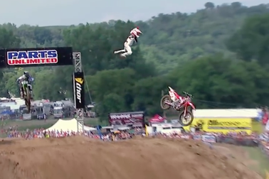 Rơi xuống đất từ hơn 10m, VĐV motocross vẫn tiếp tục cuộc đua