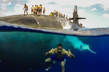 Ngoạn mục cảnh thủy thủ Mỹ bơi cạnh tàu ngầm hạt nhân