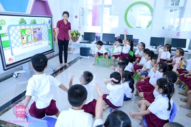 Bước tiến mới - Ứng dụng màn hình tương tác thông minh trong giảng dạy