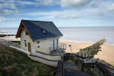 Mua nhà vệ sinh ven biển làm quà kỷ niệm ngày cưới