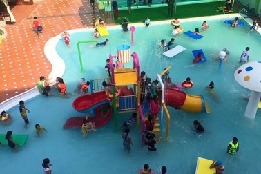 Cháu bé 9 tuổi chết đuối trong hồ bơi đông người