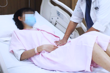 Mua sáp tẩy lông vùng bikini để đi du lịch biển, cô gái 19 tuổi gặp họa