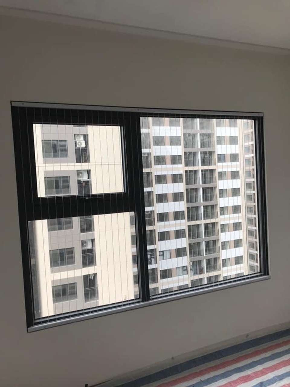 Dân Hà Nội tức tốc lắp lưới an toàn ban công sau vụ cháu bé rơi ở chung cư - 3 Dân Hà Nội tức tốc lắp lưới an toàn ban công sau vụ cháu bé rơi ở chung cư - 3