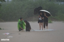 Vì sao cơn bão dị thường đổ bộ miền Trung nhưng Hà Nội mưa lớn, ngập nặng?