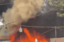 Lán tạm bốc cháy ngùn ngụt giữa nắng nóng gay gắt ở Hà Nội