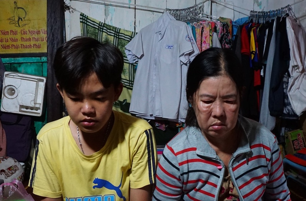 Cuộc sống cơ cực của cậu học trò giỏi bị cha bỏ rơi vừa đi học, vừa chăm mẹ - 1 Cuộc sống cơ cực của cậu học trò giỏi bị cha bỏ rơi vừa đi học, vừa chăm mẹ - 1