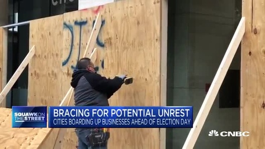 Người Mỹ cấp tập gia cố cửa hàng đề phòng bạo loạn