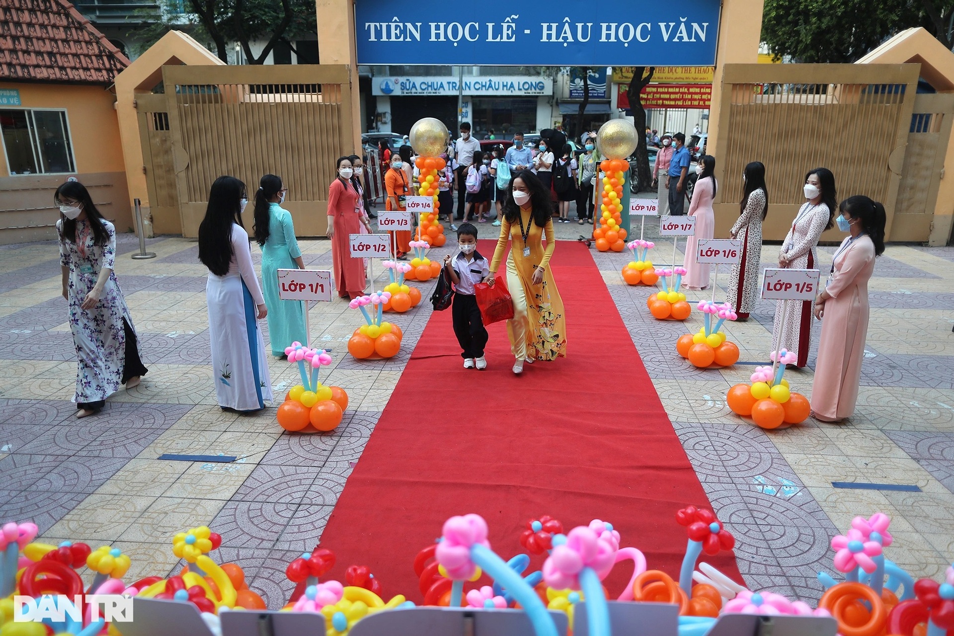 Học sinh ở TPHCM bật khóc trong ngày đầu tới trường sau 9 tháng học online - 1 Học sinh ở TPHCM bật khóc trong ngày đầu tới trường sau 9 tháng học online - 1
