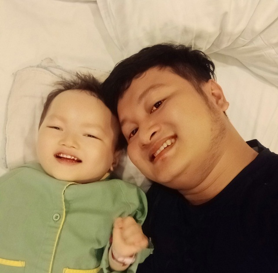 Bố mẹ nghẹn ngào khi con được ghép tế bào gốc nhờ sự giúp đỡ của bạn đọc Dân trí - 6 Bố mẹ nghẹn ngào khi con được ghép tế bào gốc nhờ sự giúp đỡ của bạn đọc Dân trí - 6