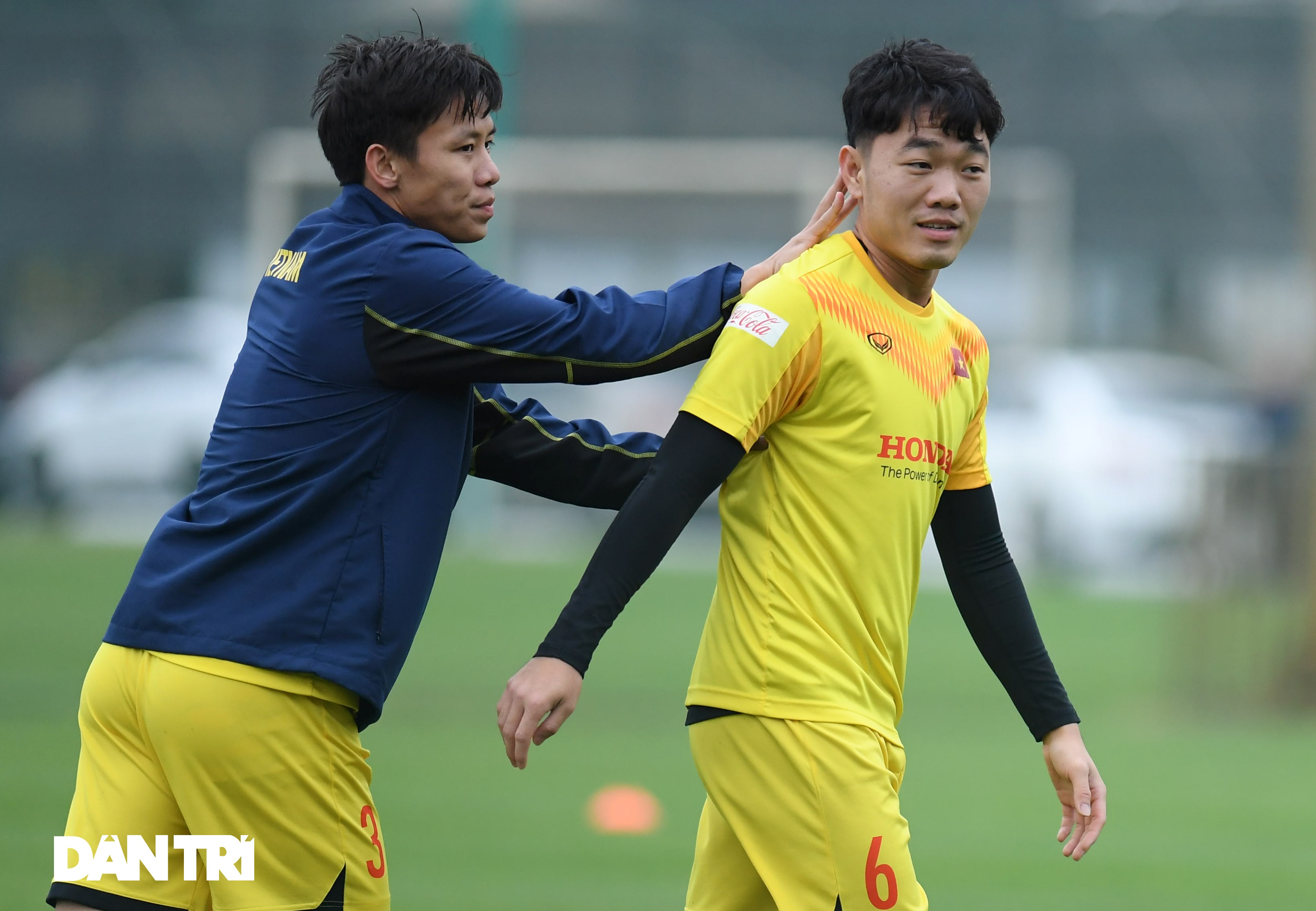 Đội tuyển Việt Nam luyện công trong giá lạnh tại Hà Nội - 9