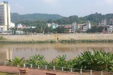 Bắt gần 700 lọ mỹ phẩm Trung Quốc "đội lốt" hàng ngoại nhập lậu vào Việt Nam