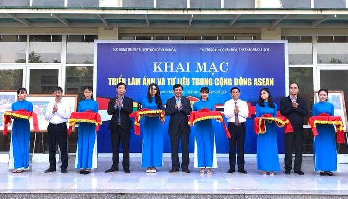 Thanh Hóa: Khai mạc Triển lãm ảnh và tư liệu trong cộng đồng ASEAN - Ảnh 1.