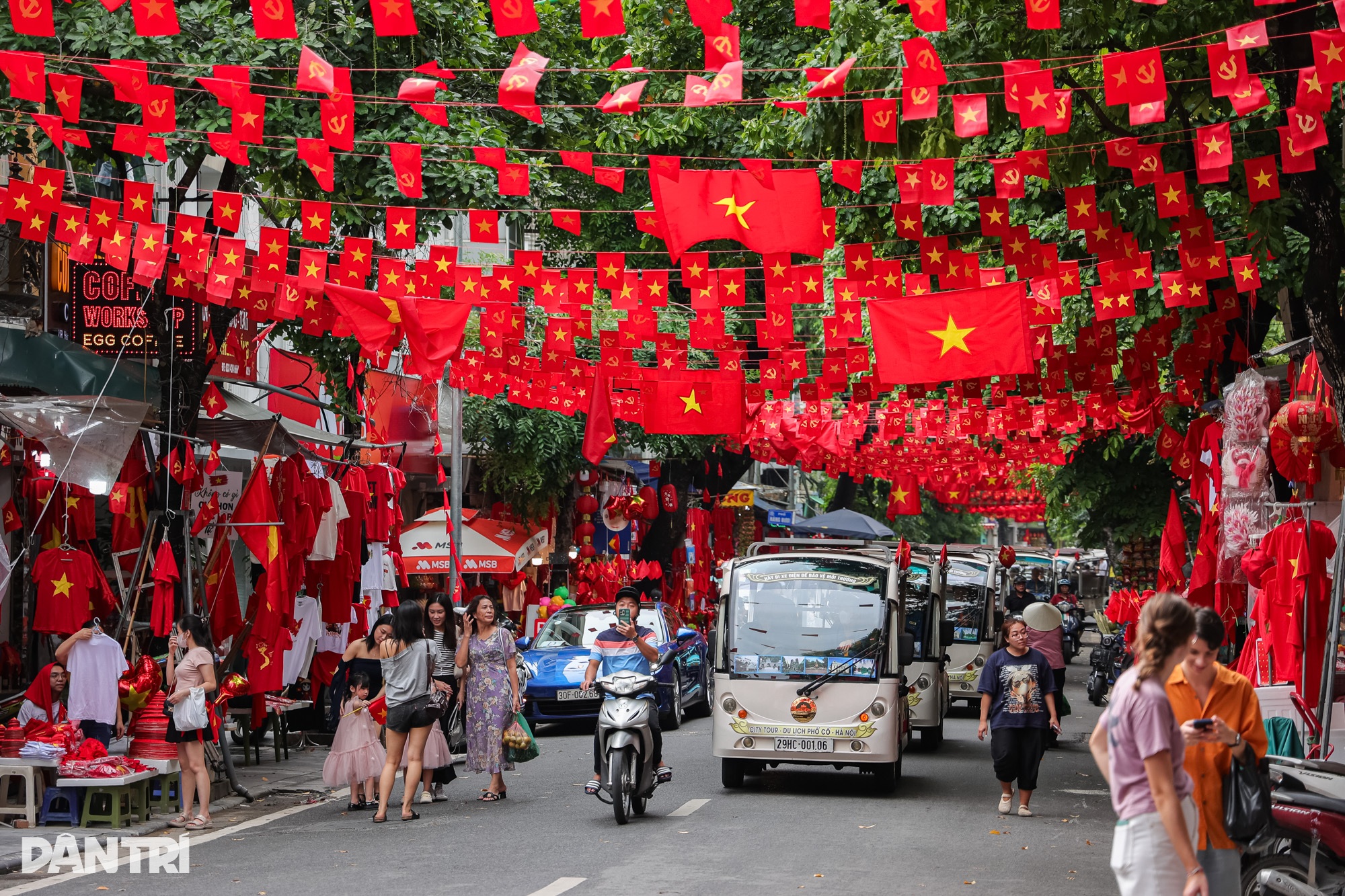 Cờ hoa phủ kín phố phường, Hà Nội rực sáng trong dịp lễ 2/9 - 1 Cờ hoa phủ kín phố phường, Hà Nội rực sáng trong dịp lễ 2/9 - 1