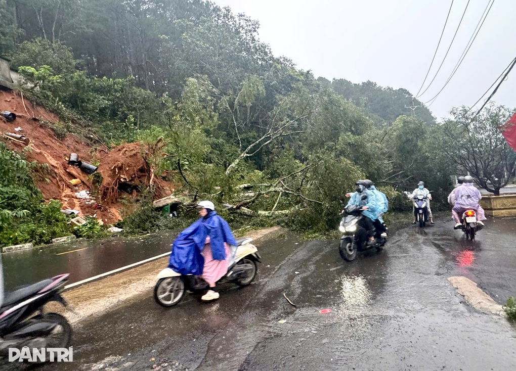 Đèo Mimosa ở Lâm Đồng sạt lở, nhà dân chênh vênh trên taluy - 2 Đèo Mimosa ở Lâm Đồng sạt lở, nhà dân chênh vênh trên taluy - 2