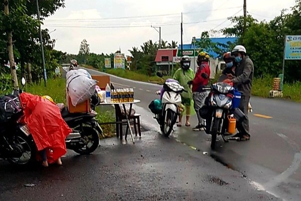 Xăng 0 đồng - Bạc Liêu 2 chai, Cà Mau 3 chai và nghĩa tình mùa dịch - 2 Xăng 0 đồng - Bạc Liêu 2 chai, Cà Mau 3 chai và nghĩa tình mùa dịch - 2