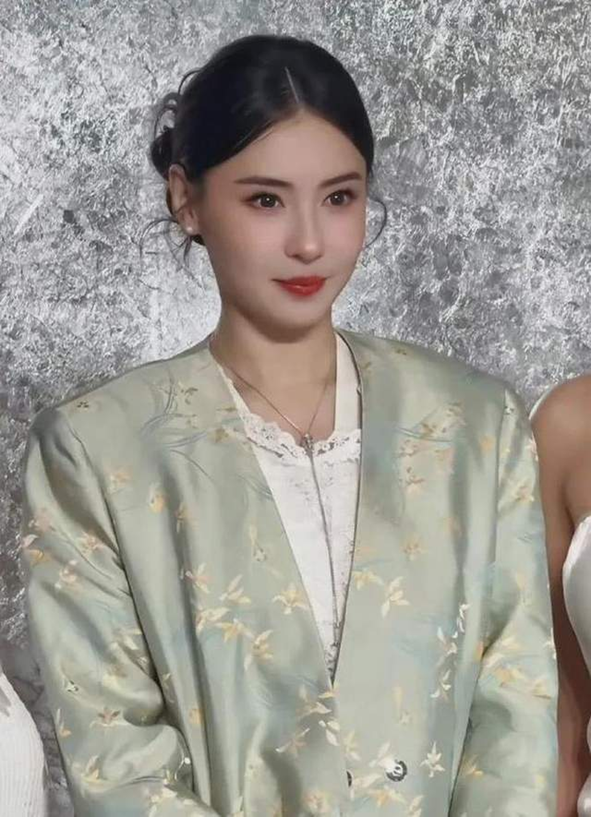 Trương Bá Chi bỗng trẻ lạ ở tuổi 45, bị nghi can thiệp thẩm mỹ - 2 Trương Bá Chi bỗng trẻ lạ ở tuổi 45, bị nghi can thiệp thẩm mỹ - 2
