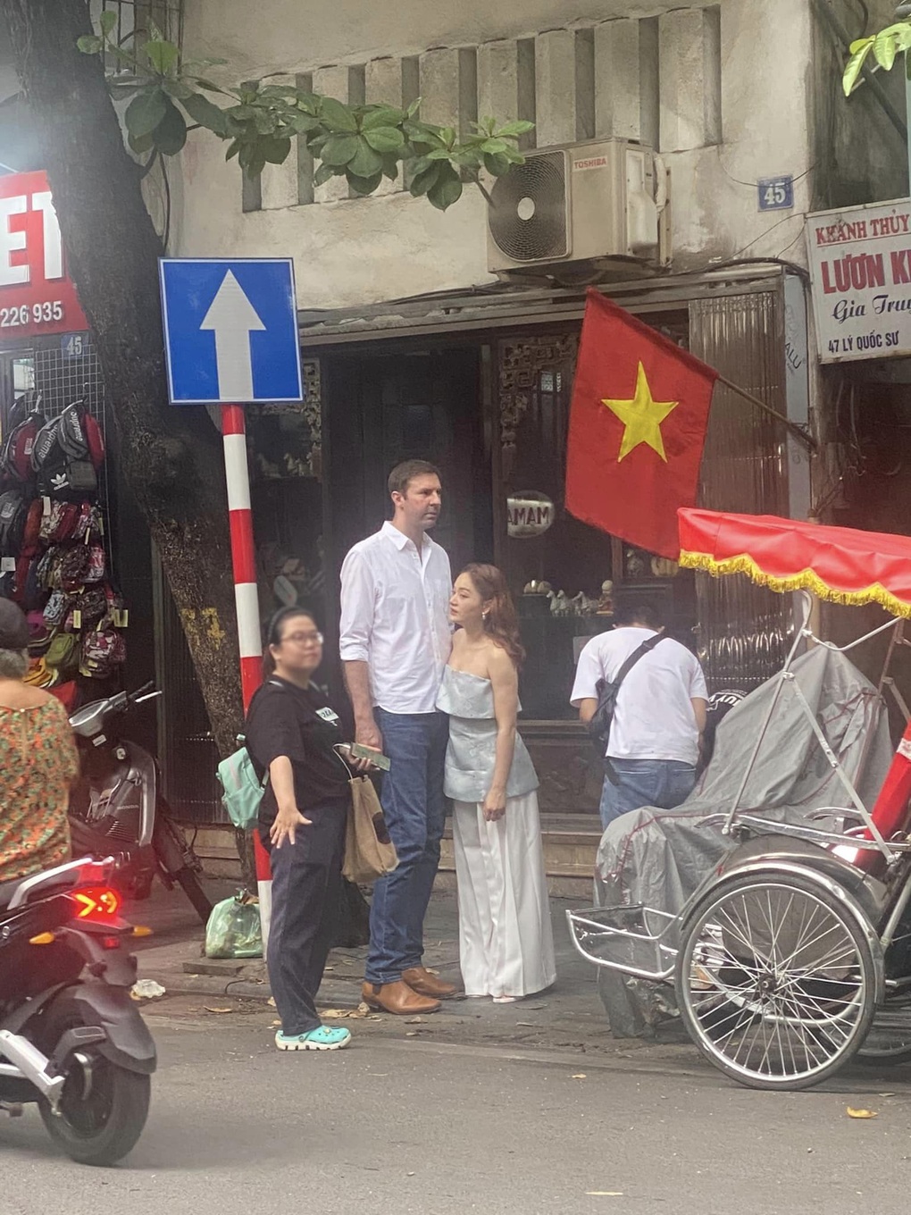Bị chụp trộm ngoài đường, diễn viên Lan Phương phản ứng ra sao? - 1 Bị chụp trộm ngoài đường, diễn viên Lan Phương phản ứng ra sao? - 1