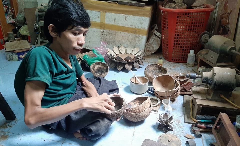 Người đàn ông khuyết tật và những sản phẩm độc đáo từ gáo dừa - 1 Người đàn ông khuyết tật và những sản phẩm độc đáo từ gáo dừa - 1