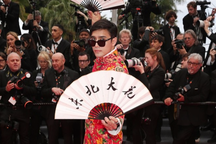 Hiện tượng mạng gây tranh cãi khi diện họa tiết "chăn con công"