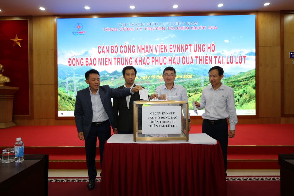 EVNNPT chung tay giúp nhân dân các tỉnh miền Trung khắc phục hậu quả thiên tai, mưa lũ - 3 EVNNPT chung tay giúp nhân dân các tỉnh miền Trung khắc phục hậu quả thiên tai, mưa lũ - 3