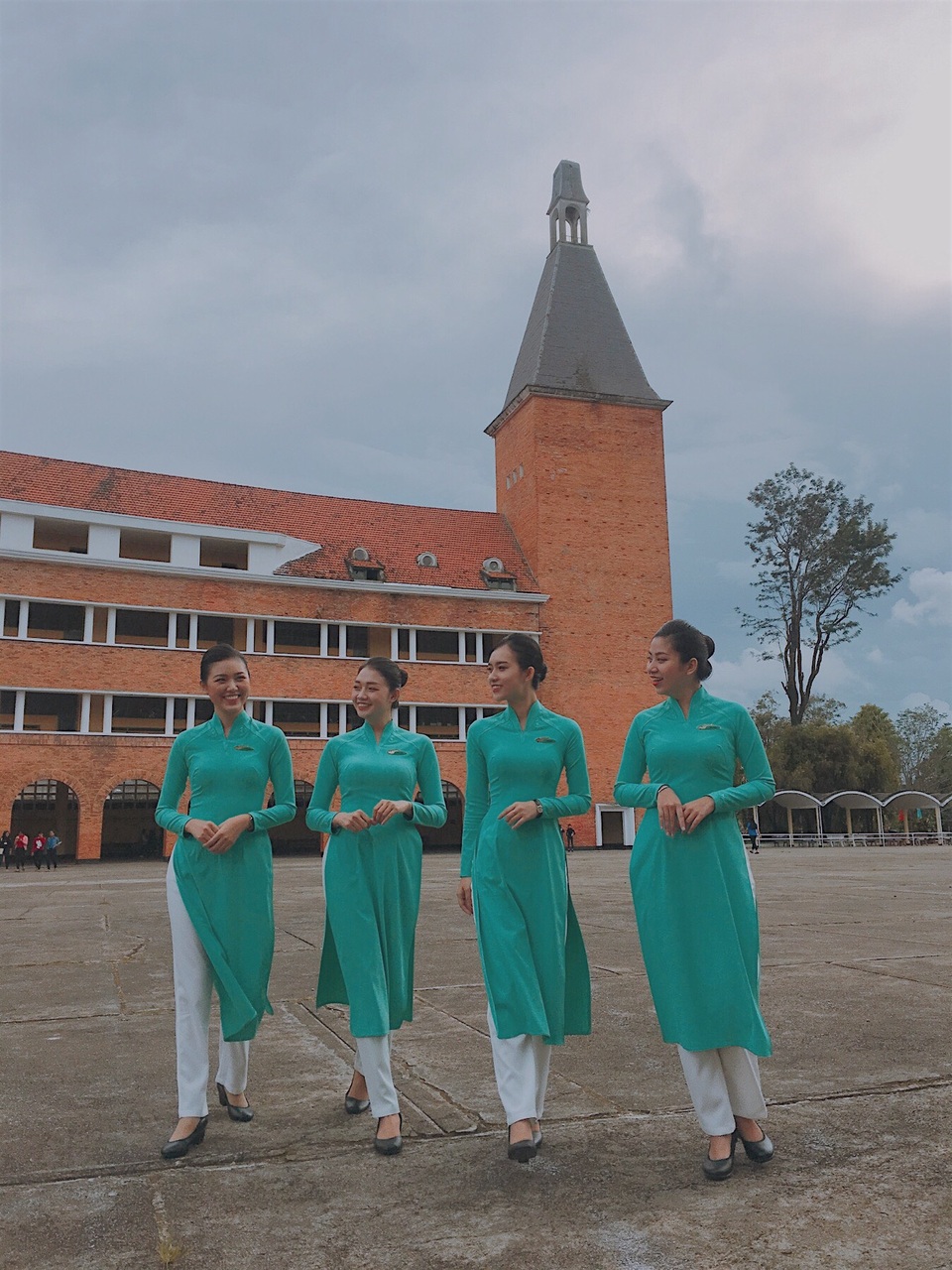 Clip dàn phù dâu toàn người đẹp nghề tiếp viên hàng không gây sốt mạng - 8