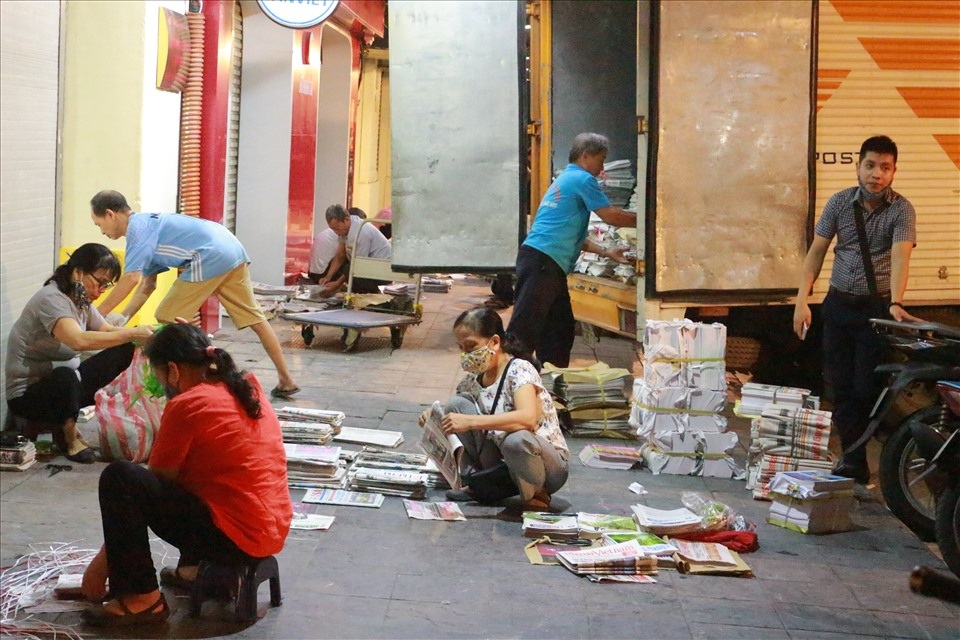 Việc hiếm: Phân loại báo mỗi sáng - 7