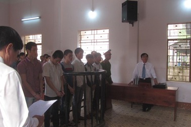 Đốt xe cảnh sát giao thông, 6 thanh niên hầu tòa