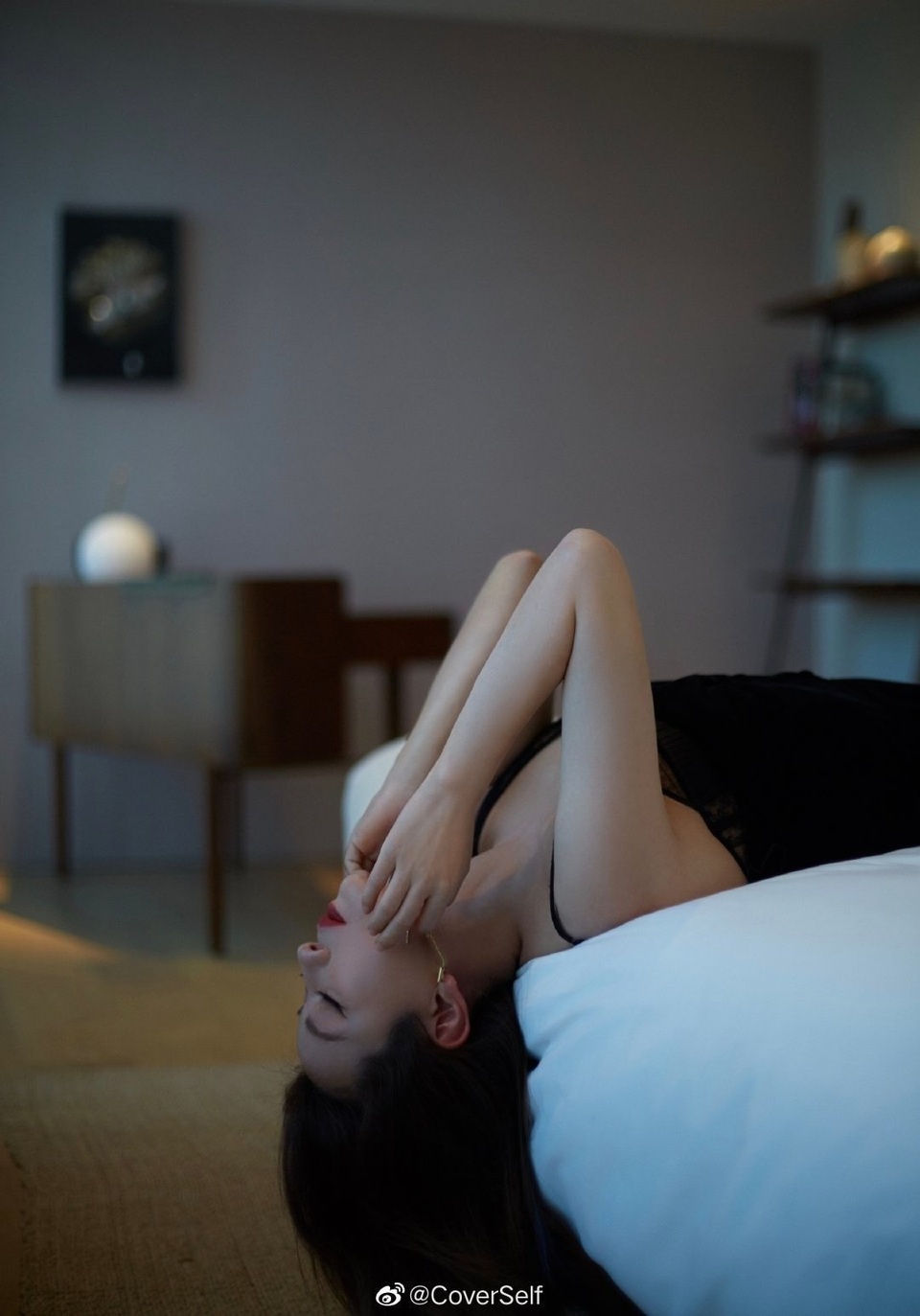 “Én nhỏ” Triệu Vy khoe dáng hao gầy khi diện váy hai dây - 4 “Én nhỏ” Triệu Vy khoe dáng hao gầy khi diện váy hai dây - 4