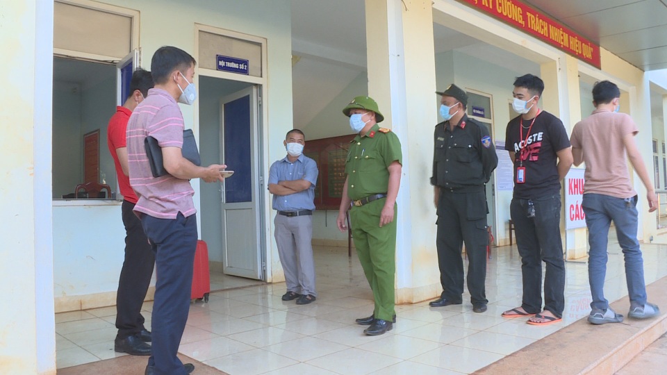 Đắk Lắk: Cách ly sinh viên dự đám cưới ở quê có bệnh nhân mắc Covid-19 - 2 Đắk Lắk: Cách ly sinh viên dự đám cưới ở quê có bệnh nhân mắc Covid-19 - 2