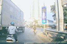 Cậu bé suýt gặp tai nạn giao thông nguy hiểm và lời cảnh báo các phụ huynh