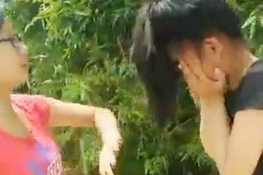 Nữ sinh đánh bạn giữa đường, quay phát trực tiếp trên facebook