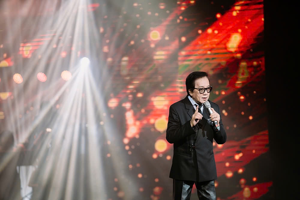 유명 가수 엘비스 푸옹, 79세의 나이에도 열정적인 공연 펼쳐 Danh ca Elvis Phương biểu diễn sung sức ở tuổi 79 - 2