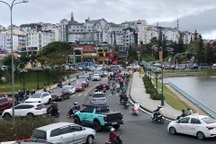 Du khách ùn ùn kéo về, Đà Lạt liên tục tắc nghẽn, đông nghịt người
