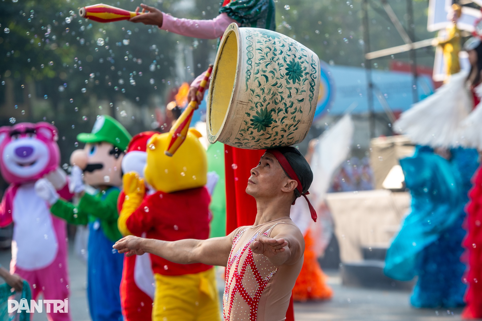 Hampir 3.000 orang berbaris untuk merayakan 70 tahun Pendidikan di Hanoi - 9 Gần 3.000 người diễu hành kỷ niệm 70 năm ngành Giáo dục ở Hà Nội - 9