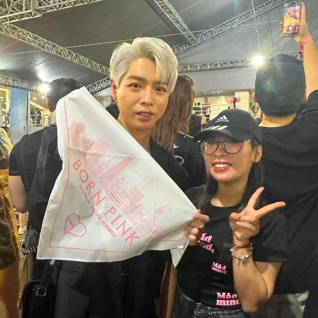 Loạt khoảnh khắc đội mưa đi xem Blackpink đáng nhớ của sao Việt - 9 Loạt khoảnh khắc đội mưa đi xem Blackpink đáng nhớ của sao Việt - 9