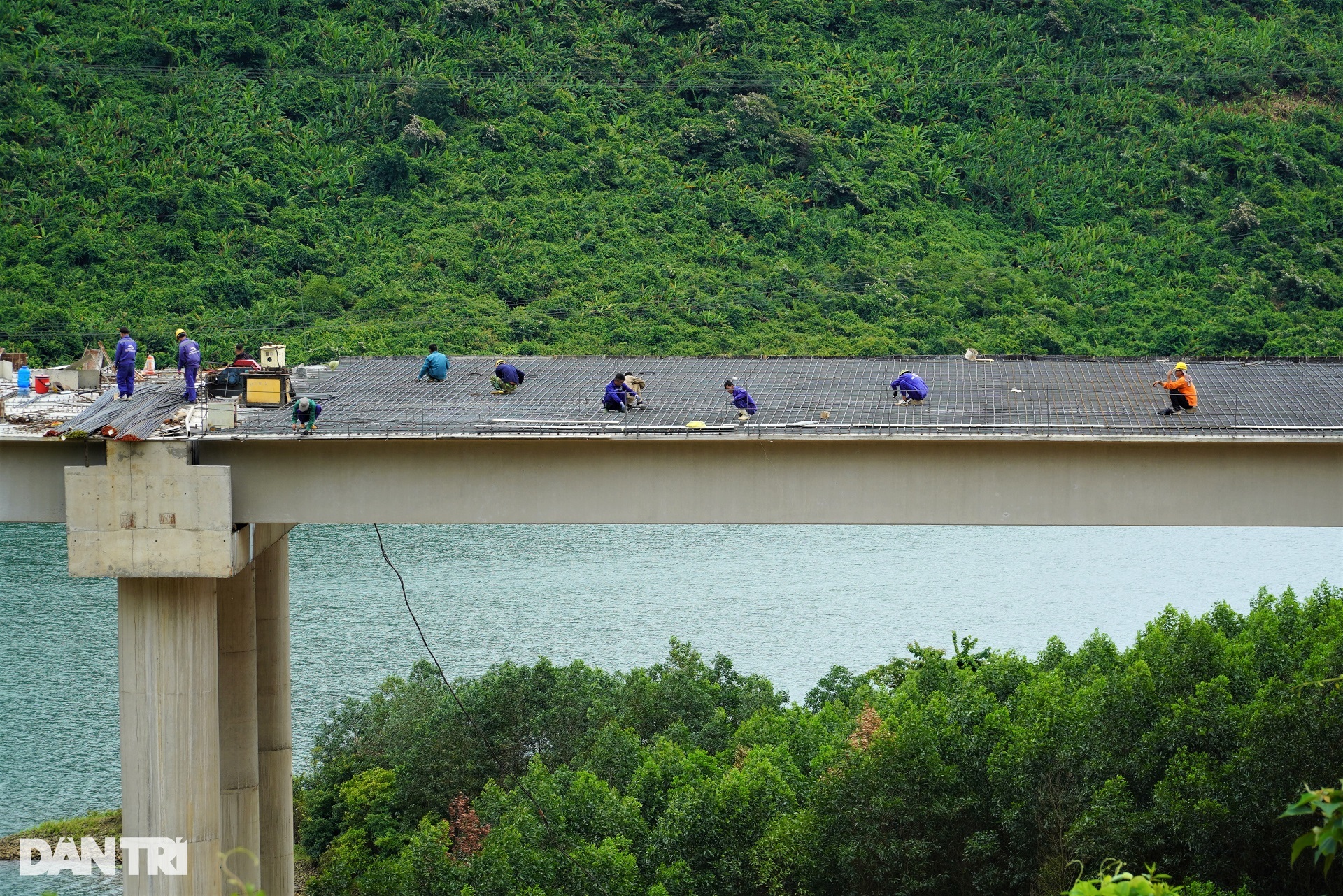 View - Những cây cầu kỳ vĩ xuyên thung lũng, vượt hồ trên cao tốc Vũng Áng - Bùng | Báo Dân trí