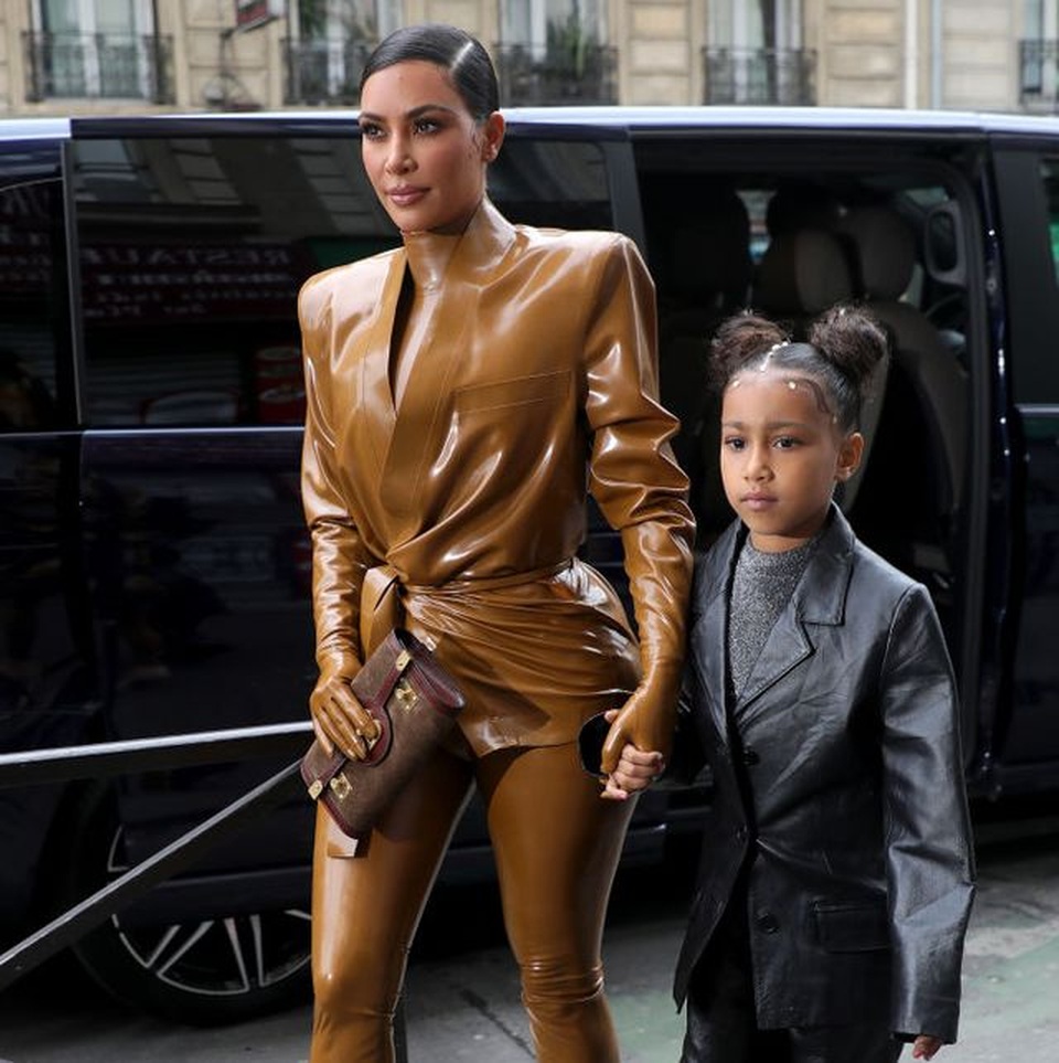 Kim Kardashian bị chỉ trích khi khoe tranh con vẽ - 3 Kim Kardashian bị chỉ trích khi khoe tranh con vẽ - 3