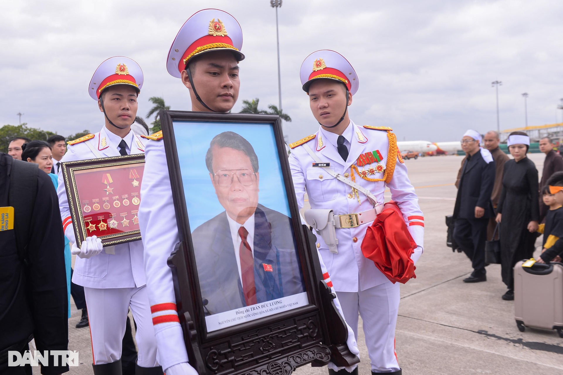 Tiễn biệt nguyên Chủ tịch nước Trần Đức Lương về quê nhà Quảng Ngãi - 8 Tiễn biệt nguyên Chủ tịch nước Trần Đức Lương về quê nhà Quảng Ngãi - 8