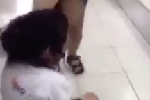 Nữ sinh đánh bạn như đấm boxing: 13 học sinh "vô cảm" bị kỷ luật