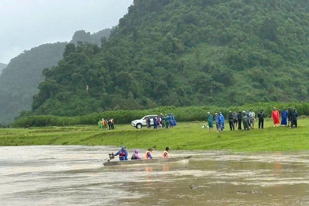 Dắt trâu đi tránh bão Bualoi, nam sinh bị nước cuốn mất tích - 1 Dắt trâu đi tránh bão Bualoi, nam sinh bị nước cuốn mất tích - 1