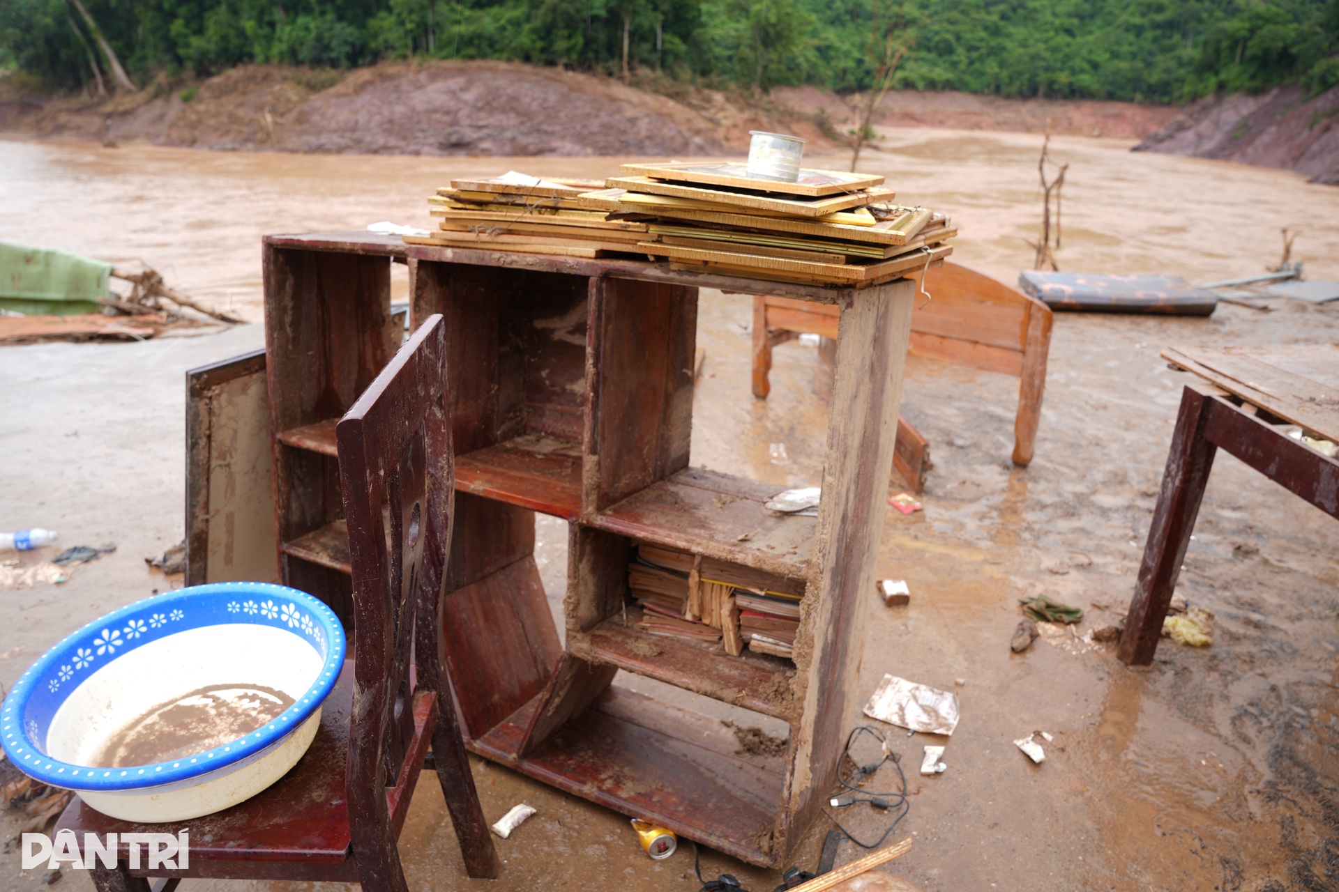 Cảnh hoang tàn ở vùng rốn lũ Mỹ Lý nhìn từ trên cao - 6