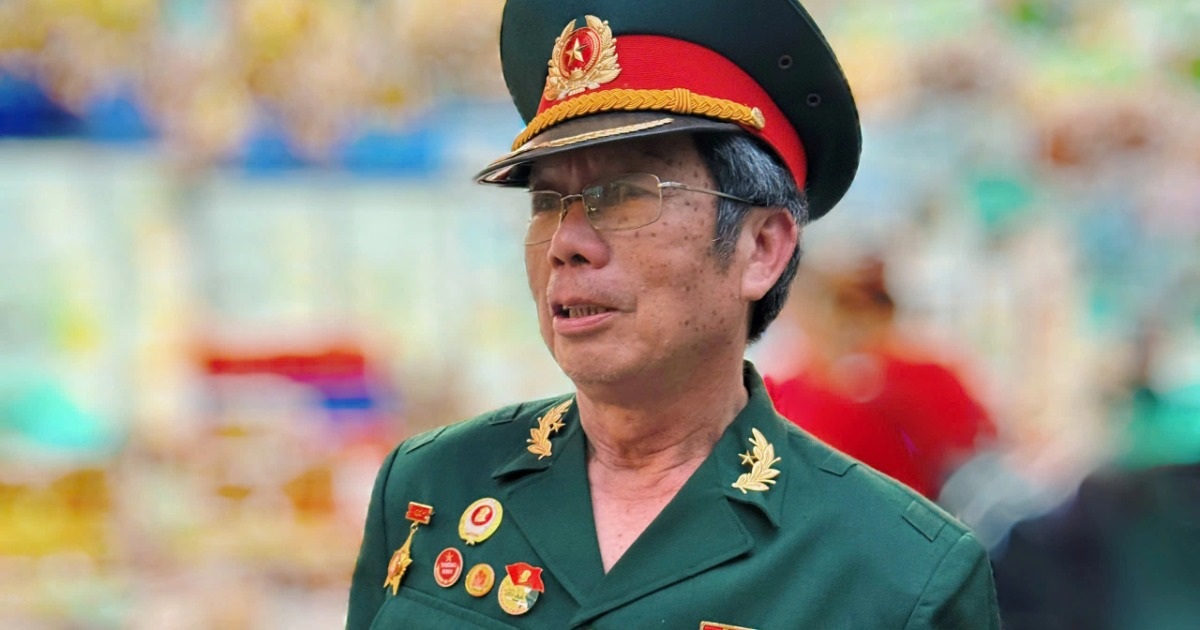 Cựu chiến binh mắt ướt nhòe xem diễu binh: "Hòa bình thật đẹp!"