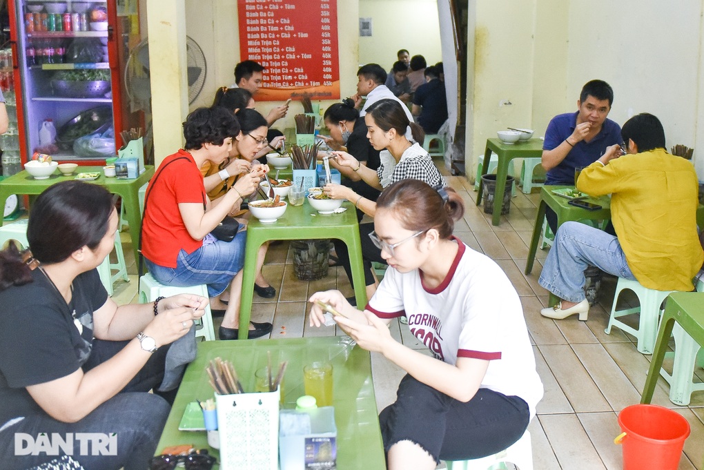 Quán bún cá Hà Nội ngày bán 400 bát, từng lên truyền hình Mỹ - 8 Quán bún cá Hà Nội ngày bán 400 bát, từng lên truyền hình Mỹ - 8