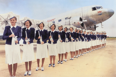 Trang phục nữ tiếp viên hàng không thay đổi thế nào trong 85 năm qua?