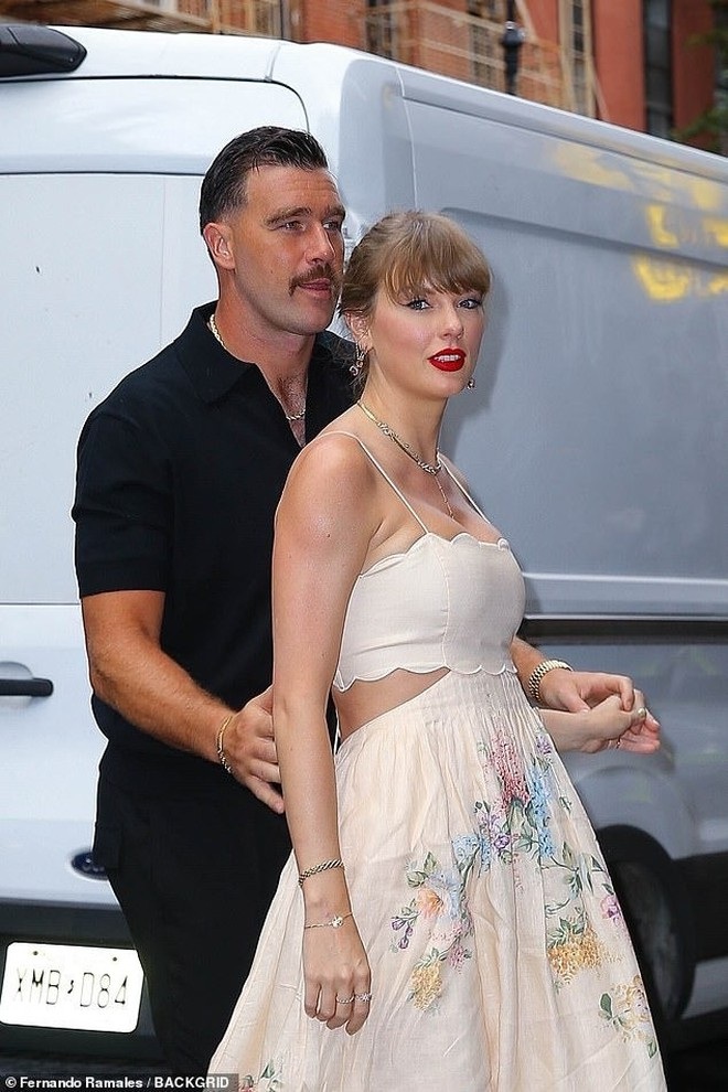 Taylor Swift tình tứ, gợi cảm bên bạn trai sau tin đồn hợp đồng chia tay - 1