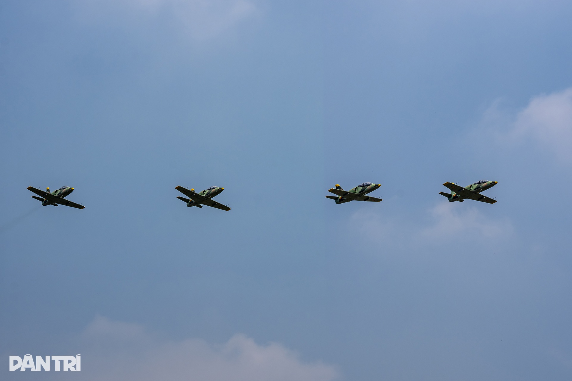 Máy bay Yak-130 xuất kích, lần đầu bay đội hình 6 chiếc hình tam giác ở Kép - 10 Máy bay Yak-130 xuất kích, lần đầu bay đội hình 6 chiếc hình tam giác ở Kép - 10
