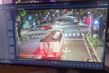 Camera AI truy vết, xử lý xe tải làm rơi vãi bùn đất trên đường ở Hà Nội