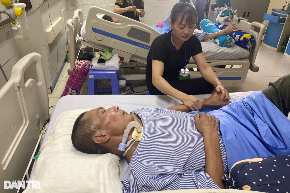 Bác sĩ kêu gọi giúp đỡ người đàn ông bị tai nạn giao thông liệt nửa người - 4 Bác sĩ kêu gọi giúp đỡ người đàn ông bị tai nạn giao thông liệt nửa người - 4